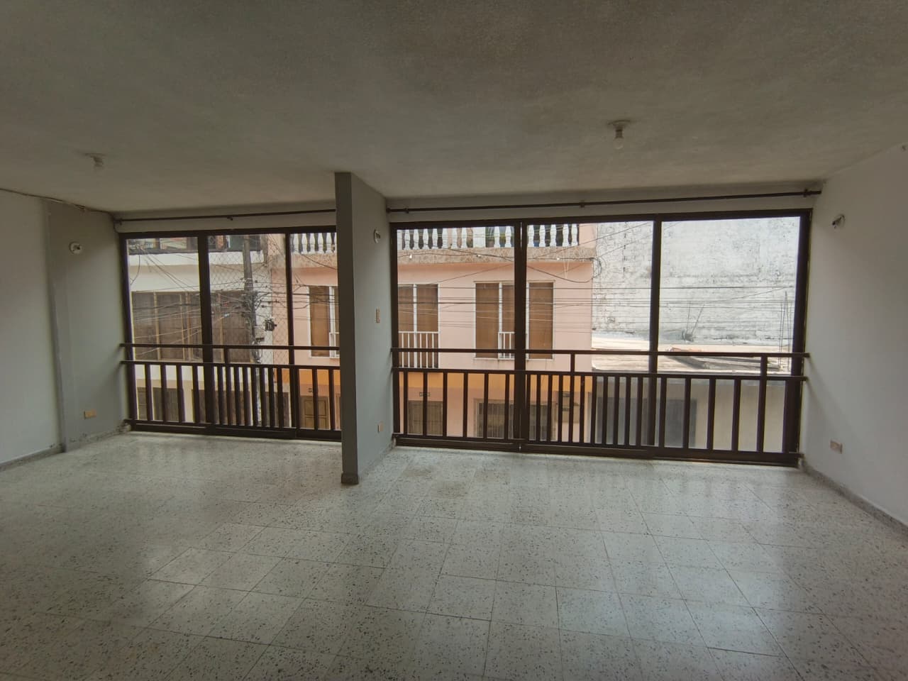 EDIFICIO EN LAS GRANJAS - Imagen 2